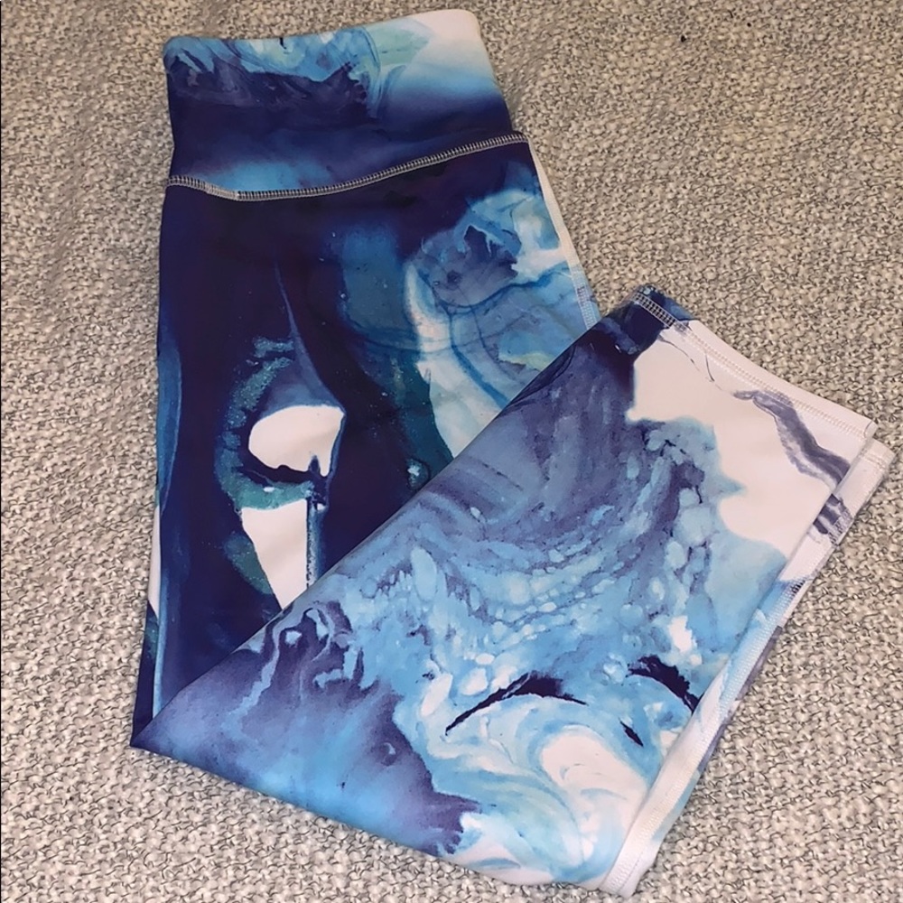Athleta limited edition Fiji print capri leggings